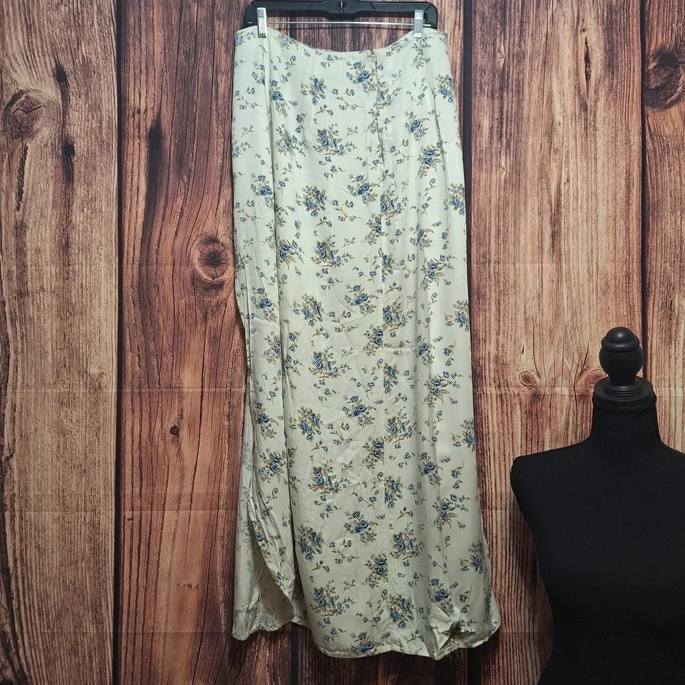 Volcom Womens Cream Fit Qnd Flowy Maxi Skirt Size XL.